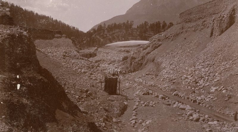 Van Winkle Bar Gold Mine, Fraser River, near Lytton, B.C. on C.P.R. circa 1895. [City of Vancouver Archives CVA 256-02.35]