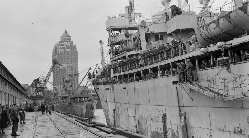 Troops embarking on a ship during the second world war [CVA 1184-3491]