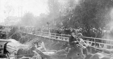 [Klondike Gold Rush crowd follow the 5th Regiment leaving the C.P.R. dock [Can P22]